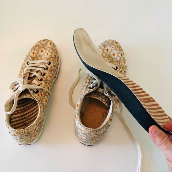 Taos Star Daisy Floral Print Canvas Low Top Sneakers Women’s 9.5 Tan Lace up - Picture 11 of 12